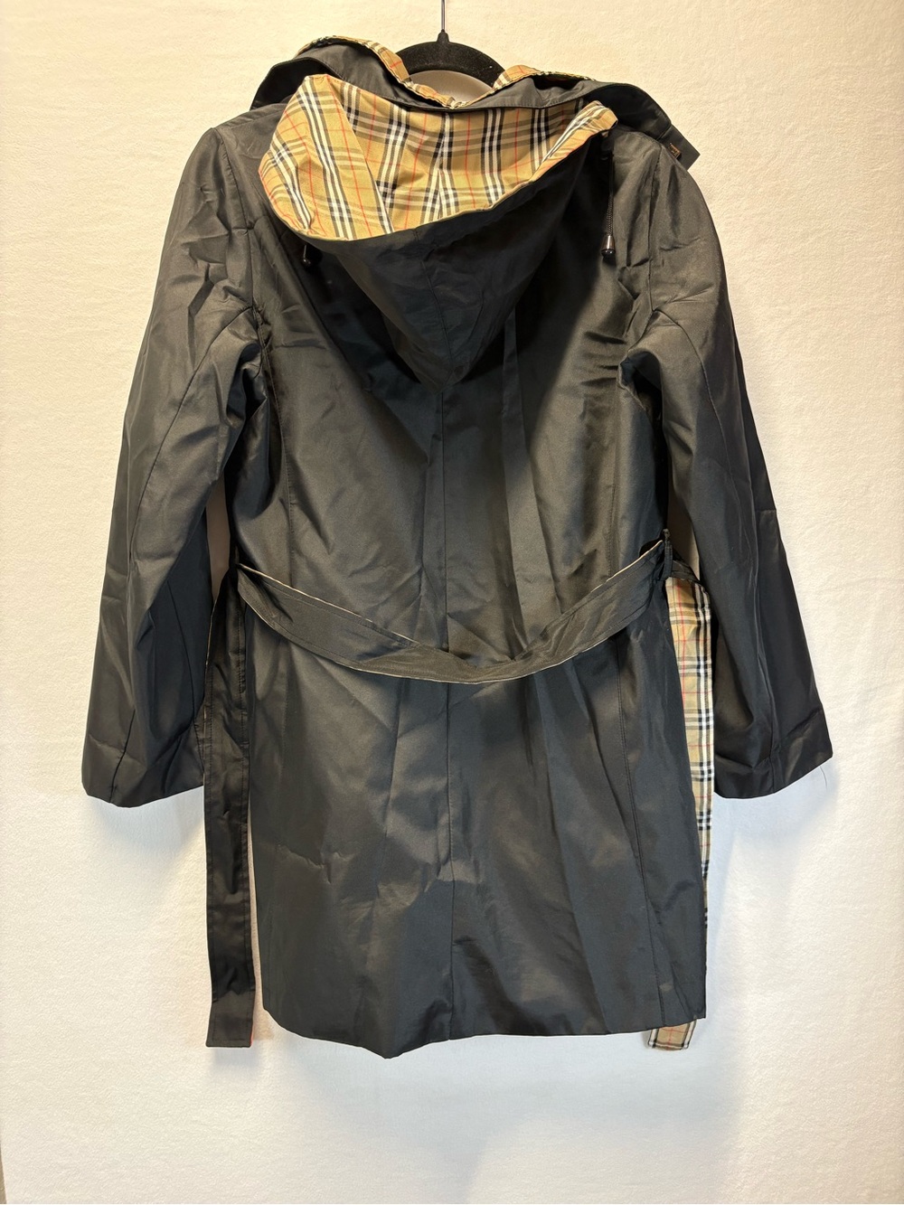 Burberry Black Coat with Classic Beige Nova Check Lining - Picture 8 of 12